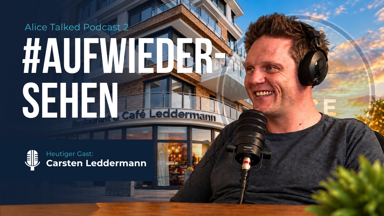 Alice Talked Podcast 2: #AufWiedersehen. Zu Gast Carsten Leddermann, mit Kopfh&ouml;rern am Mikrofon, im Hintergrund das Restaurant & Caf&eacute; Leddermann.
