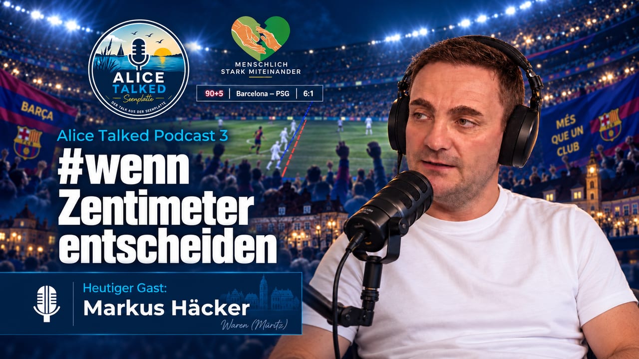 Alice Talked Podcast 3: #WennZentimeterEntscheiden. Zu Gast Markus H&auml;cker, mit Kopfh&ouml;rern am Mikrofon, im Hintergrund ein Fu&szlig;ballstadion.