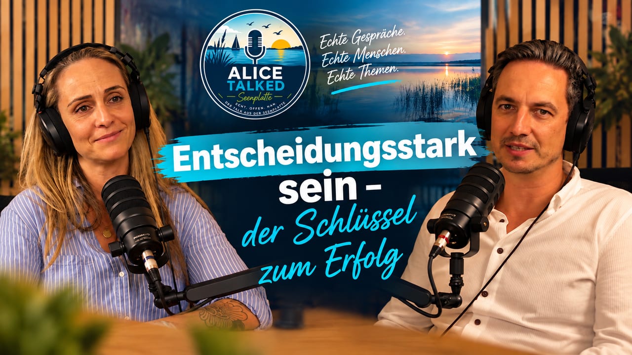 Alice Talked Podcast 4: #Entscheidungsstarksein. Zu Gast Frank M&uuml;ller, mit Kopfh&ouml;rern am Mikrofon, im Hintergrund ein Sonnenuntergang &uuml;ber der Seenplatte.